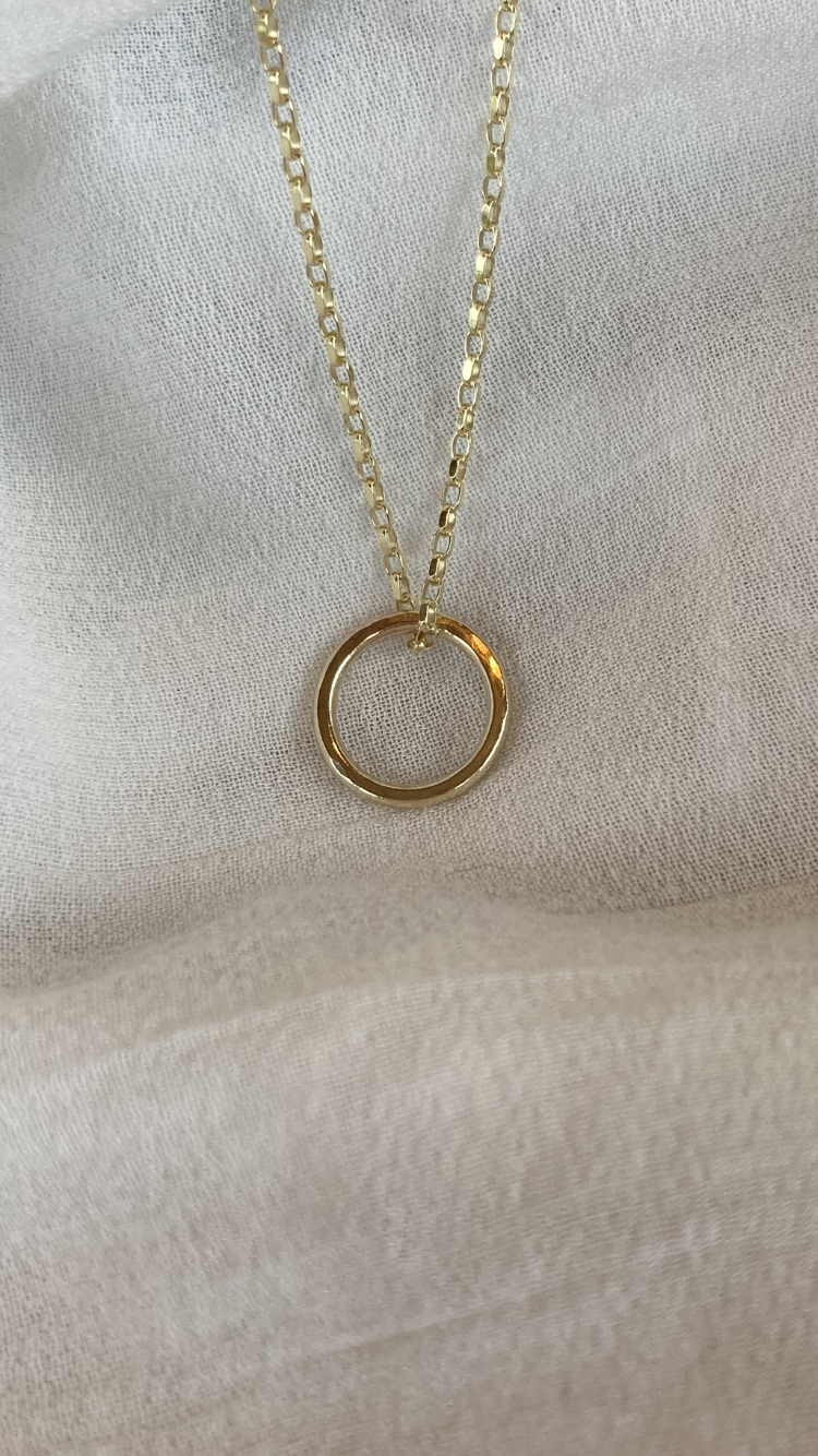 9 Carat Gold ‘O’ Pendant (With 9 Carat Gold Chain)